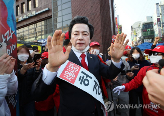 지난 4월 6일 서울 강북구 수유역 인근에서 국가혁명당 허경영 후보가 지지자들에게 인사하고 있다. [연합뉴스]